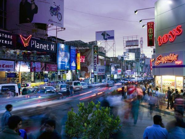 Mg Road One Hotell Bangalore Exteriör bild